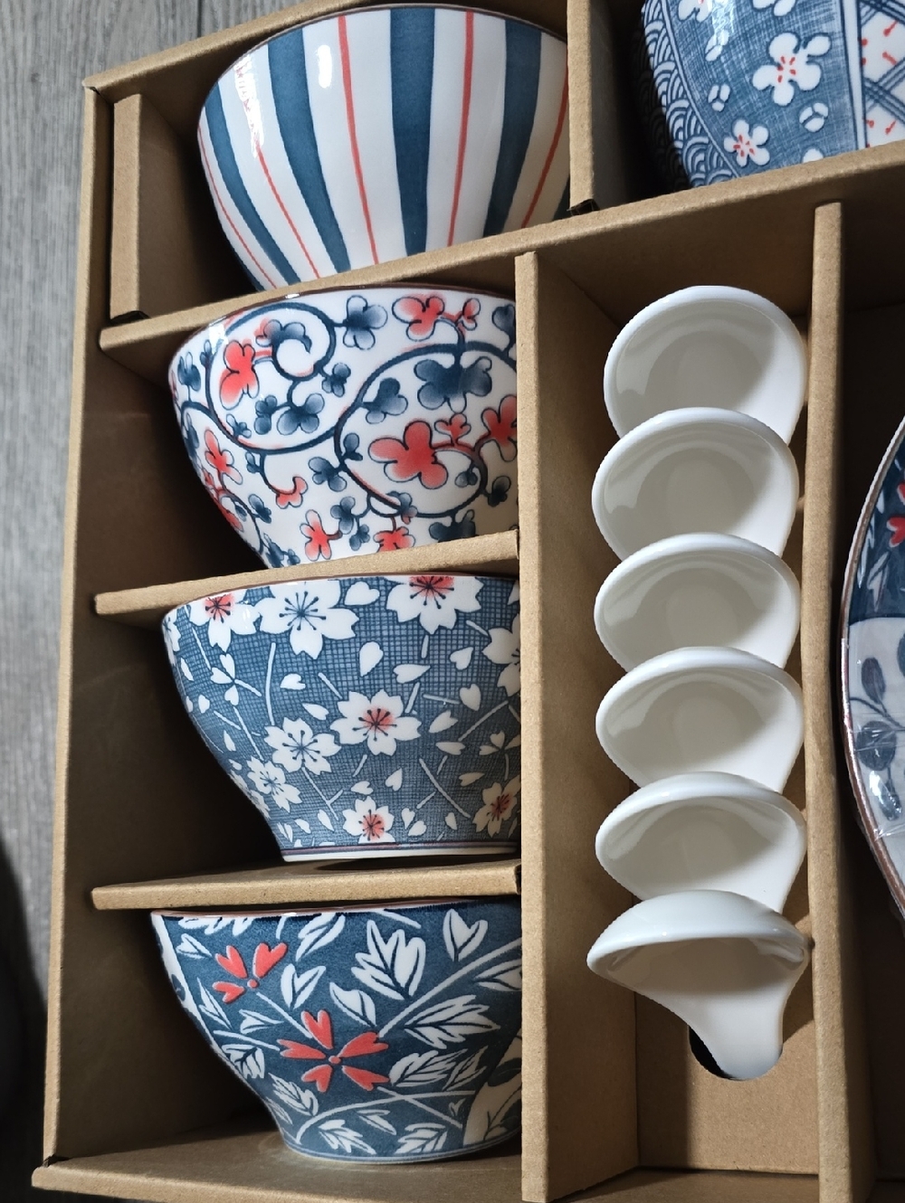14-PIECE JAPANESE DINNERWARE SET, Blue Floral Ceramic Bowl and Plate Set - Picture 3 of 6